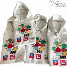 Cztery szare bluzy z kapturem z kolorowym nadrukiem przedstawiającym abstrakcyjne kształty i logo 'INKU', ułożone na białym tle, z widocznym logo firmy 'NICEHAFT' w prawym górnym rogu.
