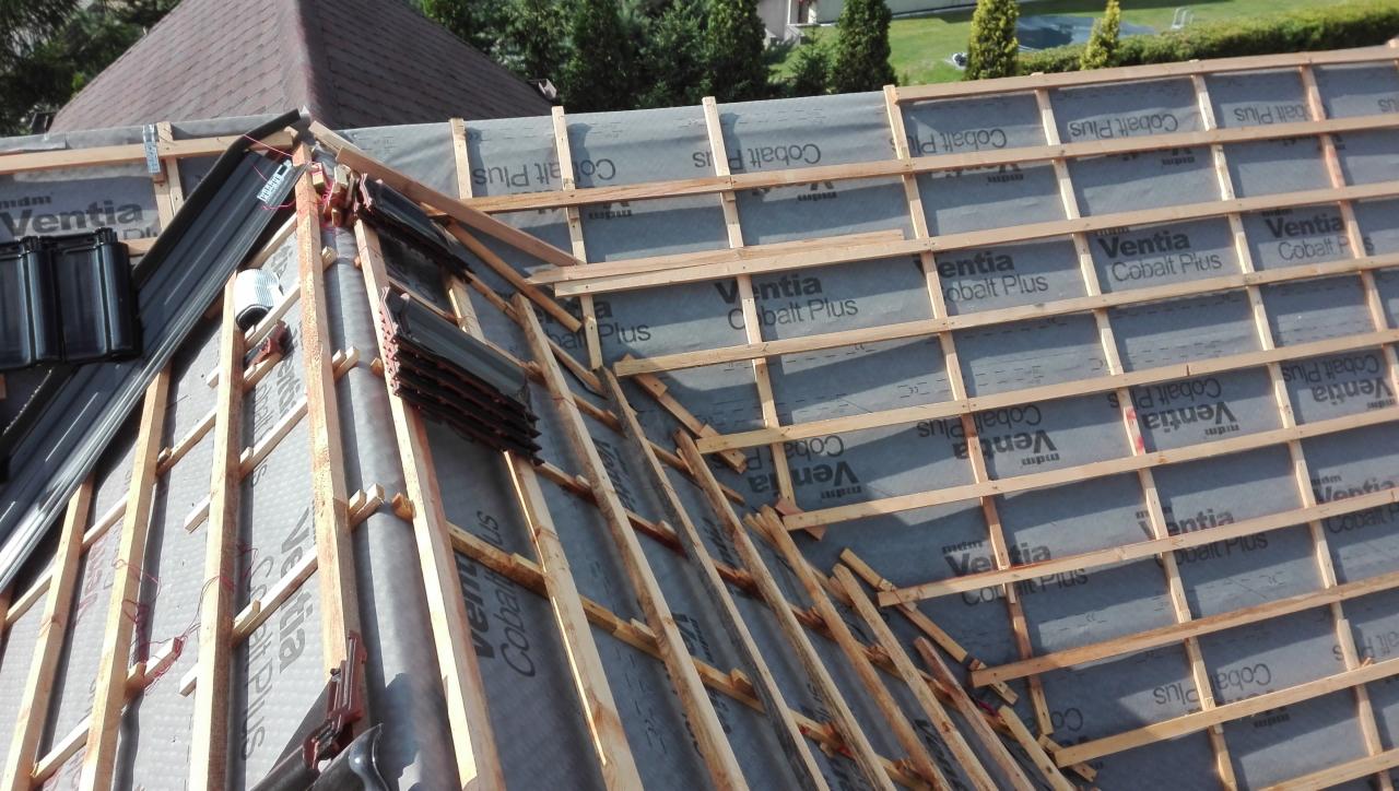 Konstrukcja drewniana dachu pokryta membraną Ventia Cobalt Plus, przygotowana do krycia dachówką ceramiczną, widoczne ułożone dachówki na boku.