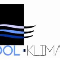 Logo firmy COOL-KLIMAT z motywem stylizowanych fal w odcieniach błękitu na czarno-białym tle.