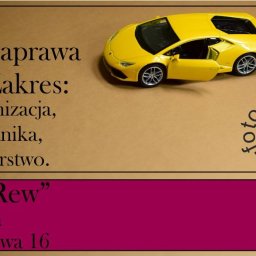 Zbigniew Płotka - e-foto-art - Żółty model sportowego samochodu z otwartymi drzwiami, umieszczony na reklamie warsztatu samochodowego Auto-Naprawa 'Rew' oferującego wulkanizację, mechanikę i blacharstwo.