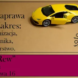 Żółty model sportowego samochodu z otwartymi drzwiami, umieszczony na reklamie warsztatu samochodowego Auto-Naprawa 'Rew' oferującego wulkanizację, mechanikę i blacharstwo.