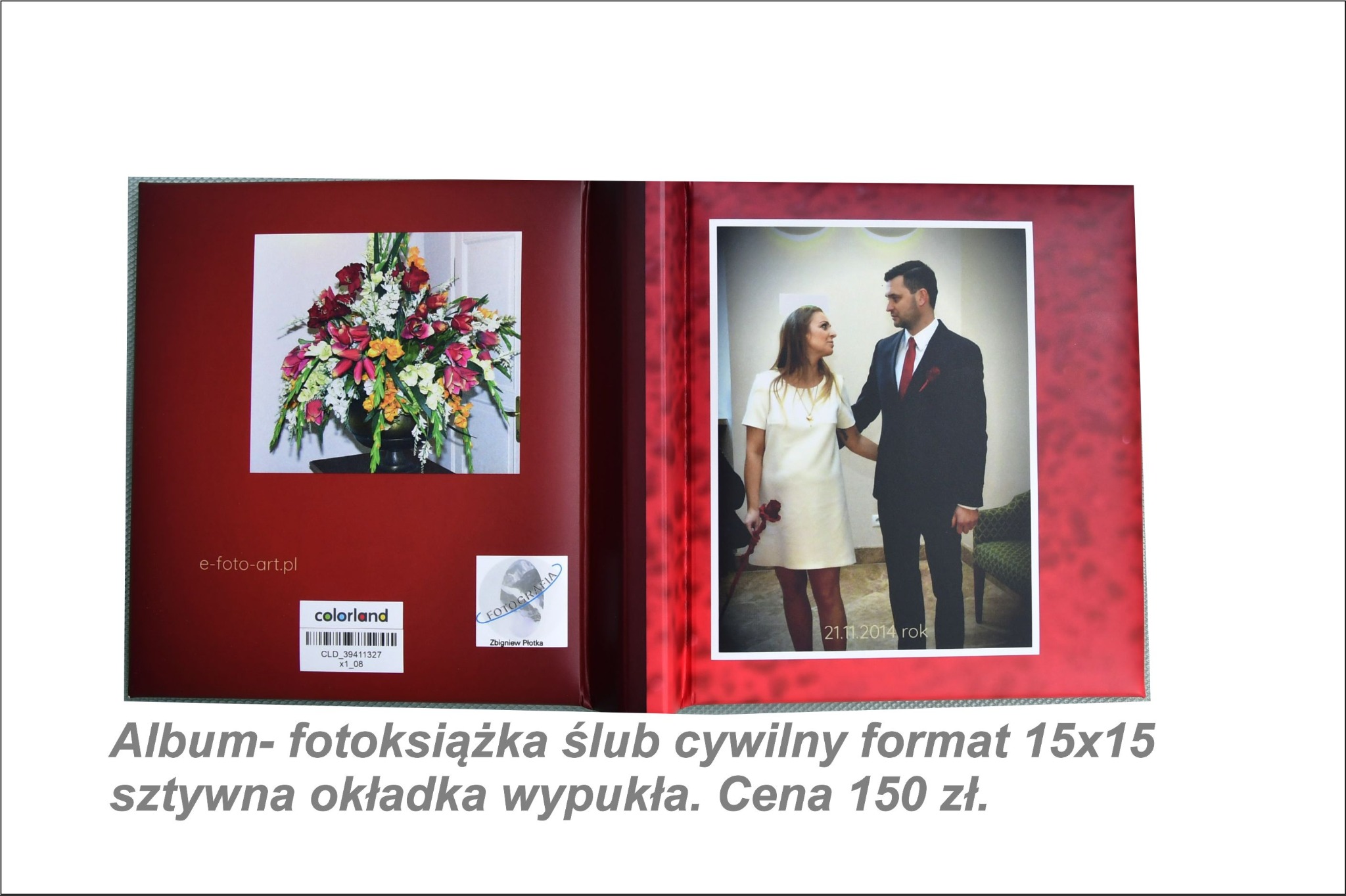 Otwarta fotoksiążka ślubna w formacie 15x15 z czerwoną, sztywną okładką. Na lewej stronie zdjęcie kwiatów, na prawej para młoda. Widoczne logo firmy.