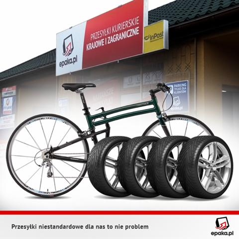 Składany rower z czterema oponami na tle budynku z szyldami firm kurierskich Epaka.pl i InPost, sugerujący transport niestandardowych przesyłek.