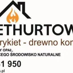 Logo firmy PelletHurtownia.pl z symbolem płomienia nad zarysem dachu, oferującej pellet, brykiet i drewno kominkowe, z hasłem o ekologicznym opale i kontaktem telefonicznym.