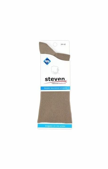 Para beżowych, prążkowanych skarpet uciskowych marki Steven na białym kartonowym opakowaniu z informacjami o produkcie i logo firmy.