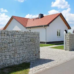 Gabion połączony z ogrodzeniem panelowym