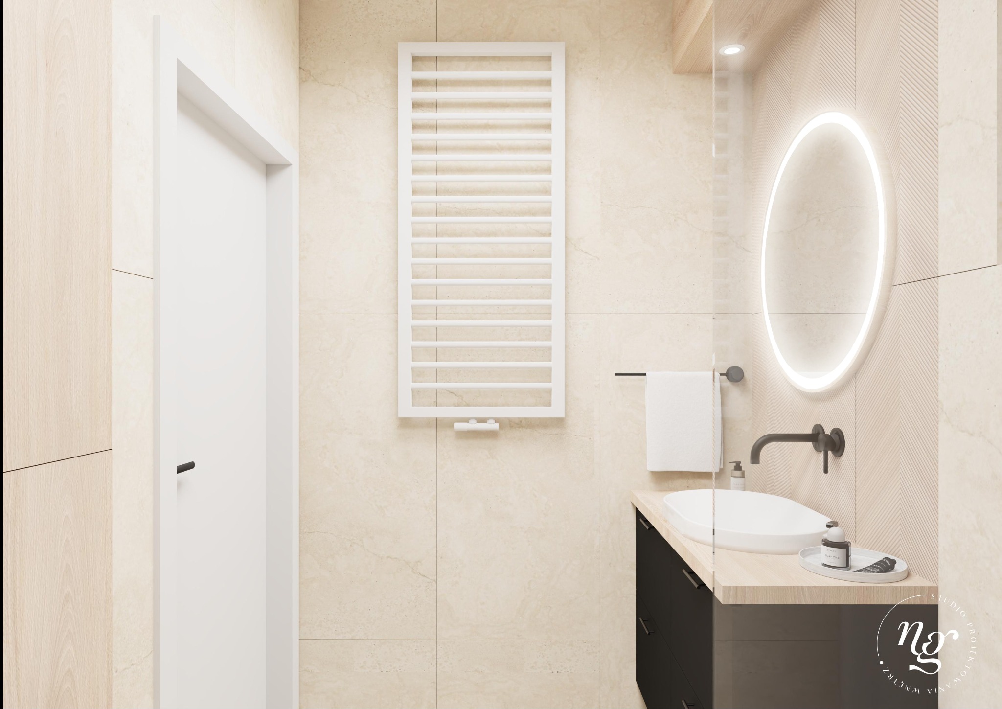 Nowoczesna łazienka z beżowymi płytkami imitującymi marmur, owalnym lustrem z podświetleniem LED, białą umywalką nablatową na czarnej szafce z blatem imitującym jasne drewno oraz białym grzejnikiem...