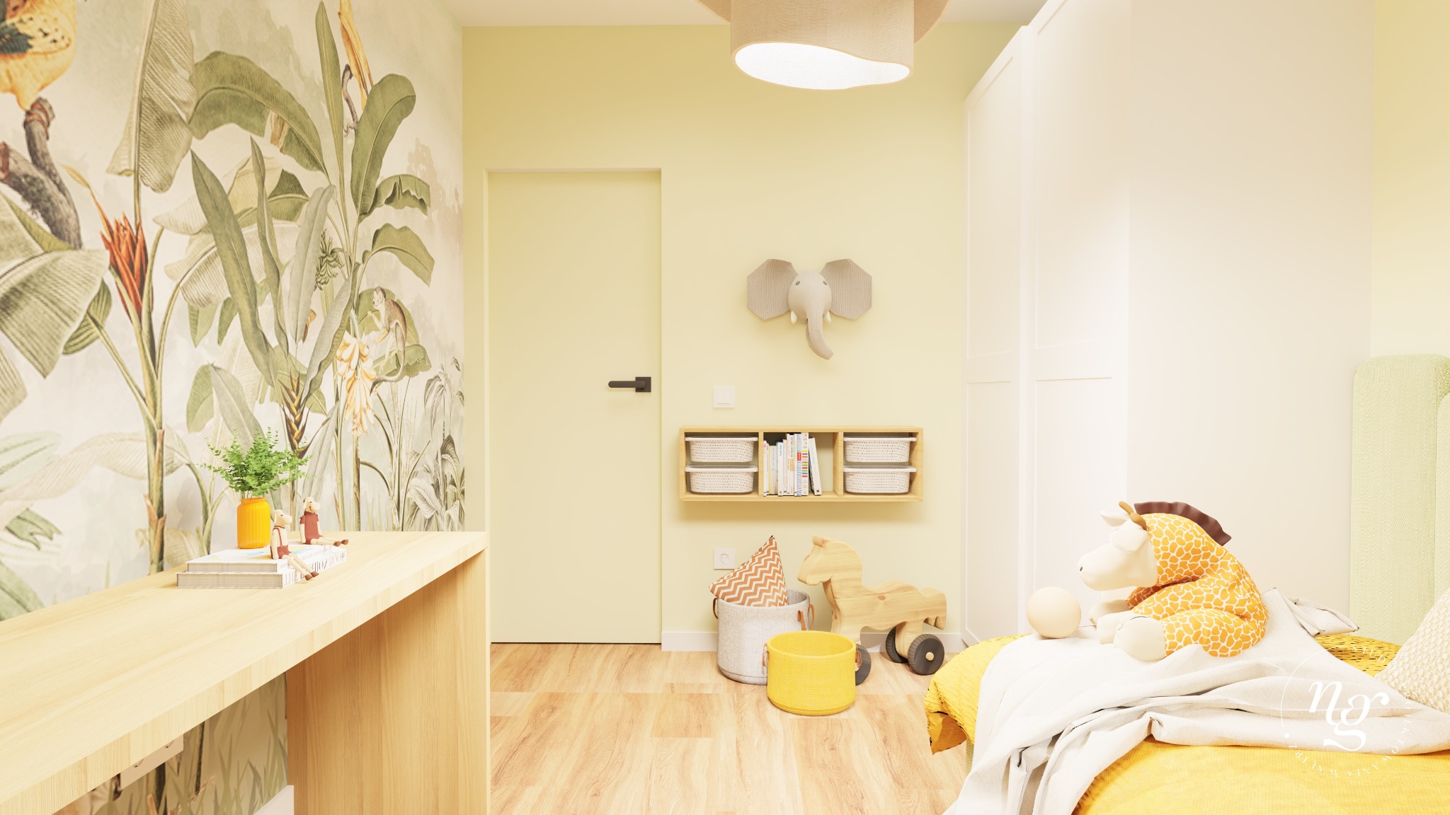 Jasny pokój dziecka z tapetą w tropikalne liście, drewnianym biurkiem z rośliną w pomarańczowym wazonie, półką z koszykami i książkami, pluszowym słoniem na ścianie oraz zabawkami: koniem...