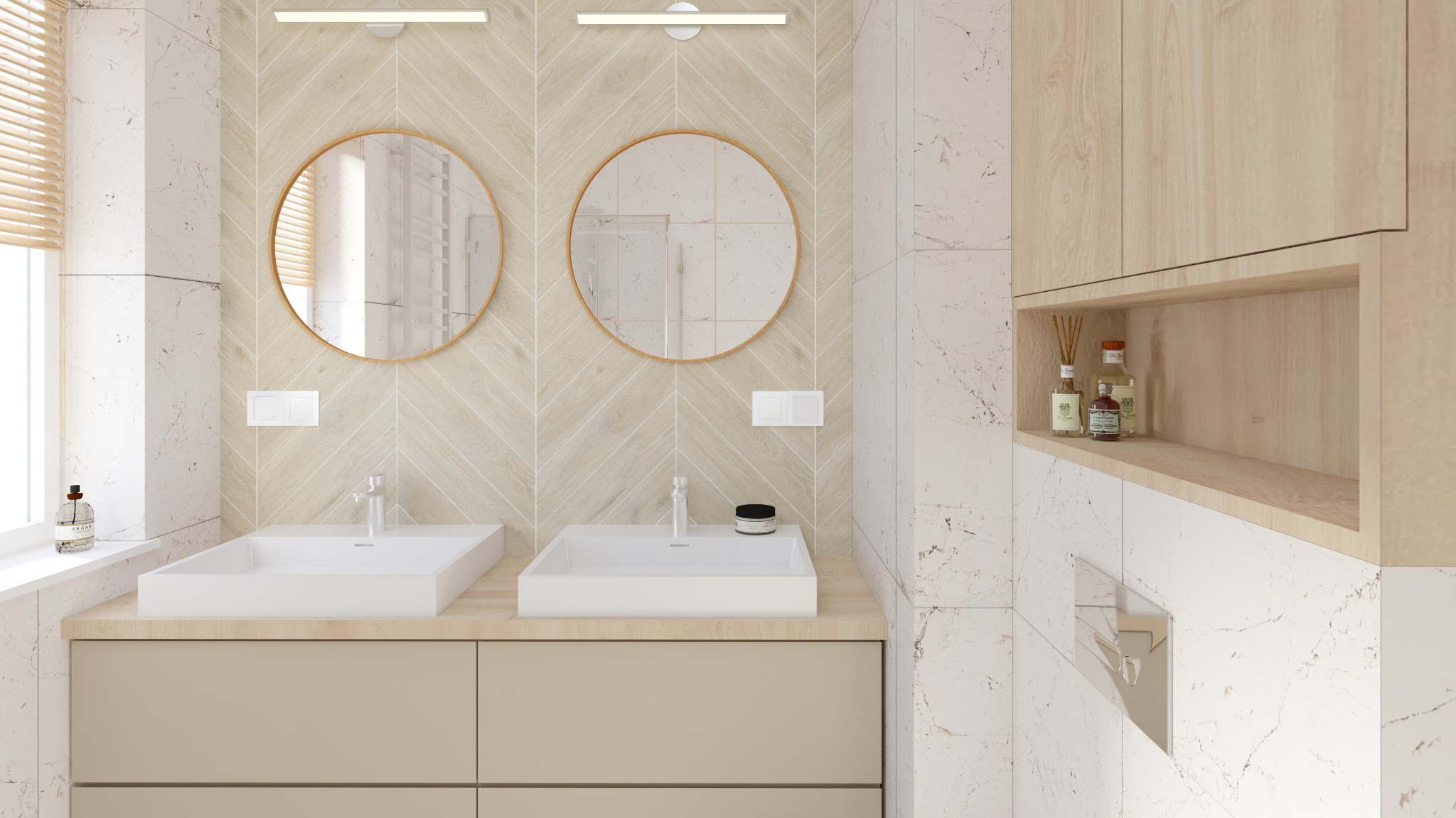 Jasna łazienka z dwiema umywalkami o kwadratowych misach, okrągłymi lustrami z drewnianą ramą, marmurowymi płytkami ułożonymi w jodełkę na ścianie i drewnianymi szafkami wiszącymi z otwartą półką...