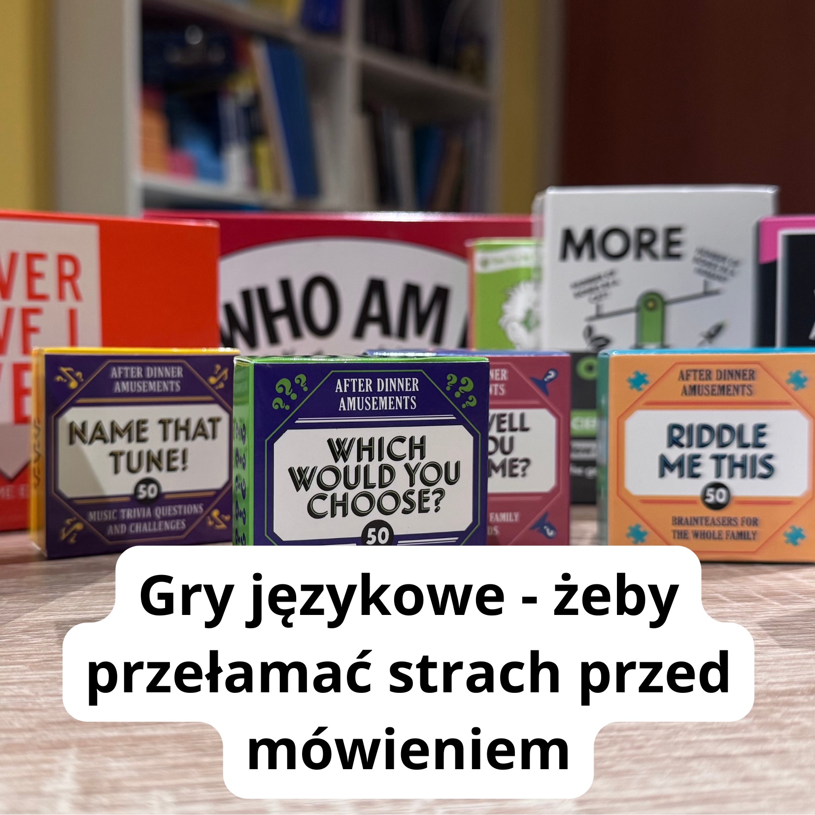 Zestaw pudełek z grami słownymi i quizami, w tle regał z książkami, edukacyjna rozrywka dla całej rodziny.