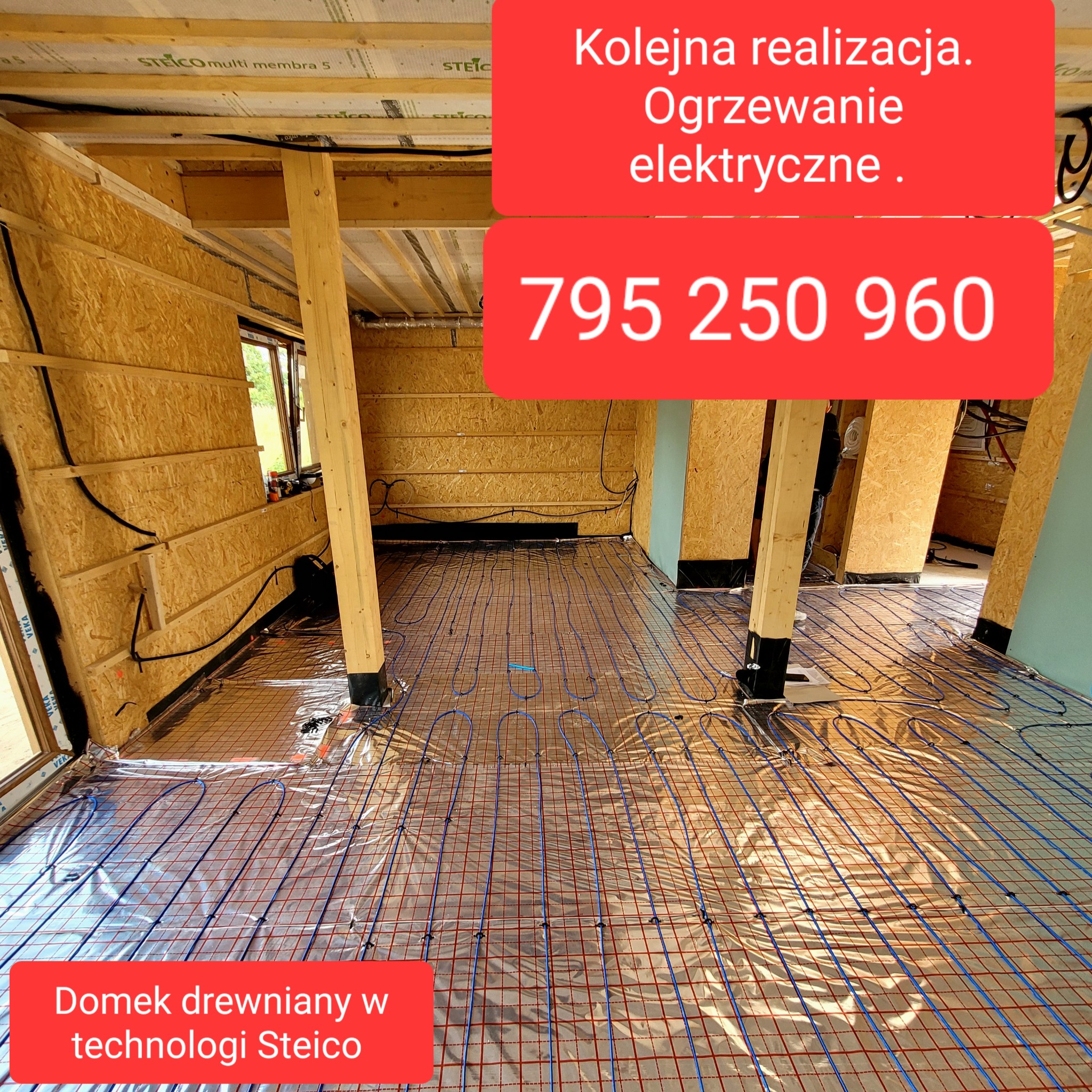 Elektryczne ogrzewanie podłogowe w drewnianym domu w technologii Steico, widoczne niebieskie rurki na srebrnej siatce, ściany wyłożone płytami OSB.