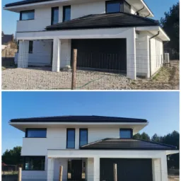 Dwukondygnacyjny dom z płaskim dachem i garażem w trakcie budowy, widoczne elementy konstrukcyjne i ogrodzenie tymczasowe.