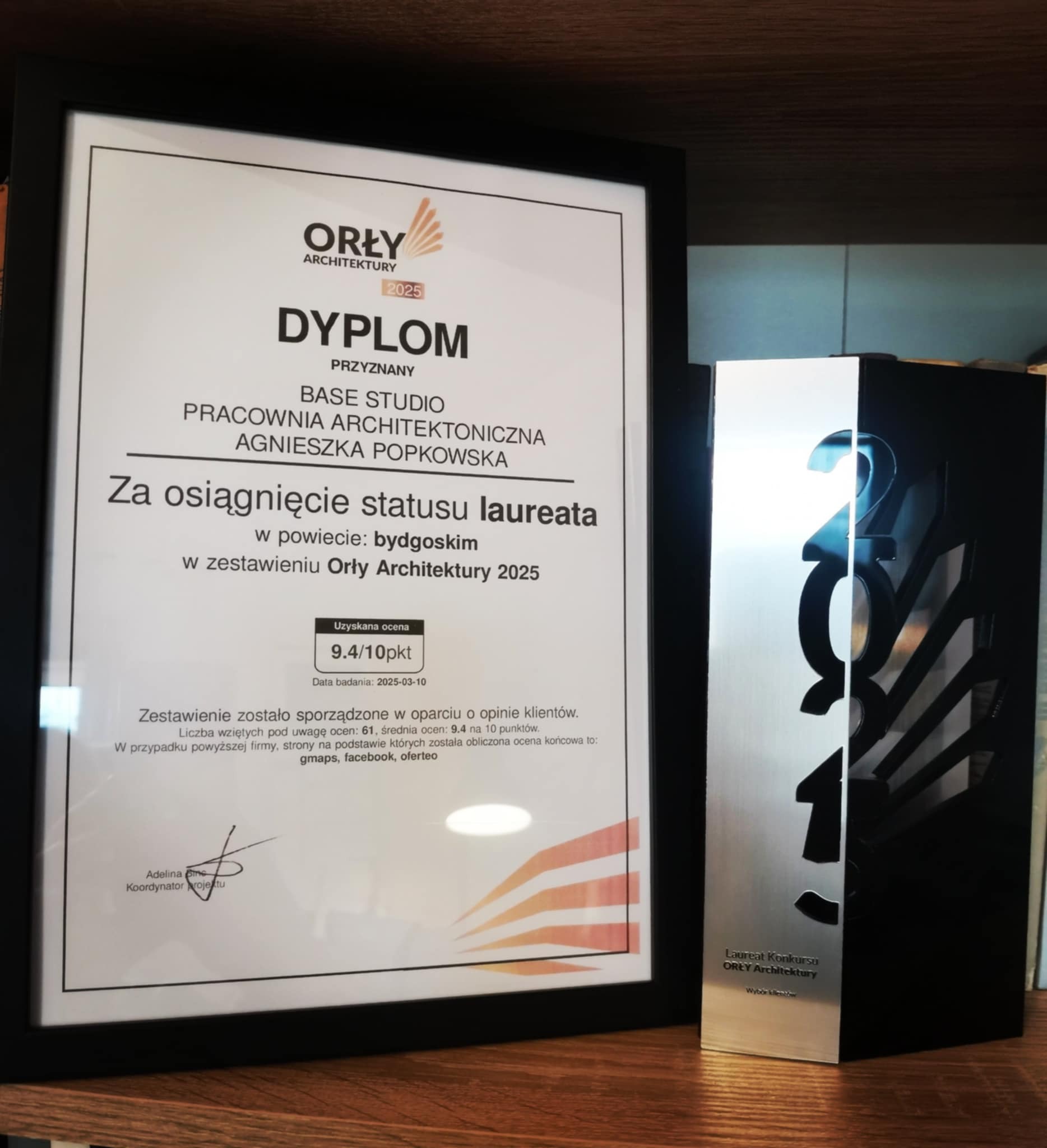 Dyplom i statuetka 'Orły Architektury 2025' dla pracowni architektonicznej Base Studio Agnieszka Popkowska, z oceną 9.4/10, przyznane na podstawie opinii klientów z Bydgoszczy.