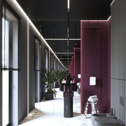 Archi-Kreatornia - Nowoczesna aranżacja łazienki w Siedlcach. Lustrzane ściany tworzą iluzję nieskończoności, podkreślone liniowym oświetleniem LED i burgundowymi akcentami. Minimalistyczny design.