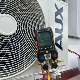 OPTIMAL-PLAST Rafał Pajdak - Serwis klimatyzacji: Manometr cyfrowy Testo 557s podłączony do jednostki zewnętrznej klimatyzatora AUX, pomiar ciśnienia czynnika chłodniczego.