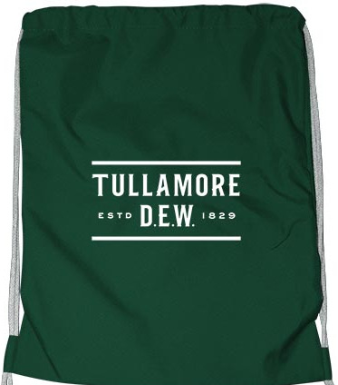 Zielony worek ze sznurkami, z nadrukowanym białym logo Tullamore D.E.W. ESTD. 1829.
