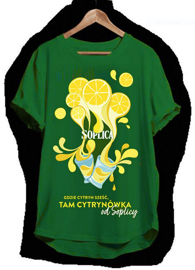 Zielona koszulka z nadrukiem cytryn, kieliszków i napisu 'GDZIE CYTRYN SZEŚĆ, TAM CYTRYNÓWKA od Soplicy', zawieszona na drewnianym wieszaku.