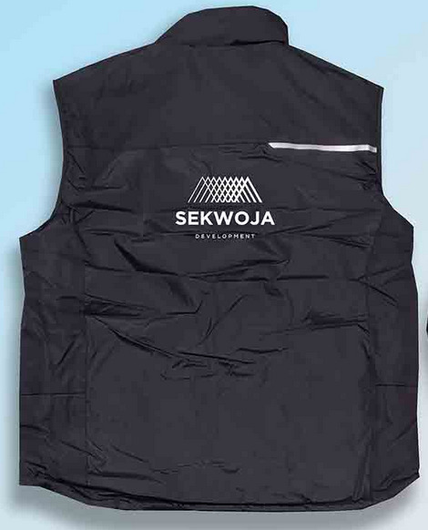 Czarna, pikowana kamizelka z logo 'SEKWOJA Development' na plecach, widoczny pasek odblaskowy, lekko pognieciona.