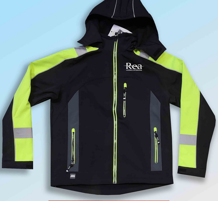 Czarna kurtka softshell z kapturem i neonowo-żółtymi elementami, z logo firmy Rea na piersi, zapinana na zamek błyskawiczny z neonowo-żółtymi akcentami.