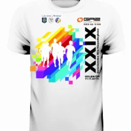 Biała koszulka z kolorowym nadrukiem grafiki przedstawiającej sylwetki biegaczy oraz logotypy i napisy związane z XIX Goleniowską Milą Niepodległości. Nadruk z datą 11.11.2017.