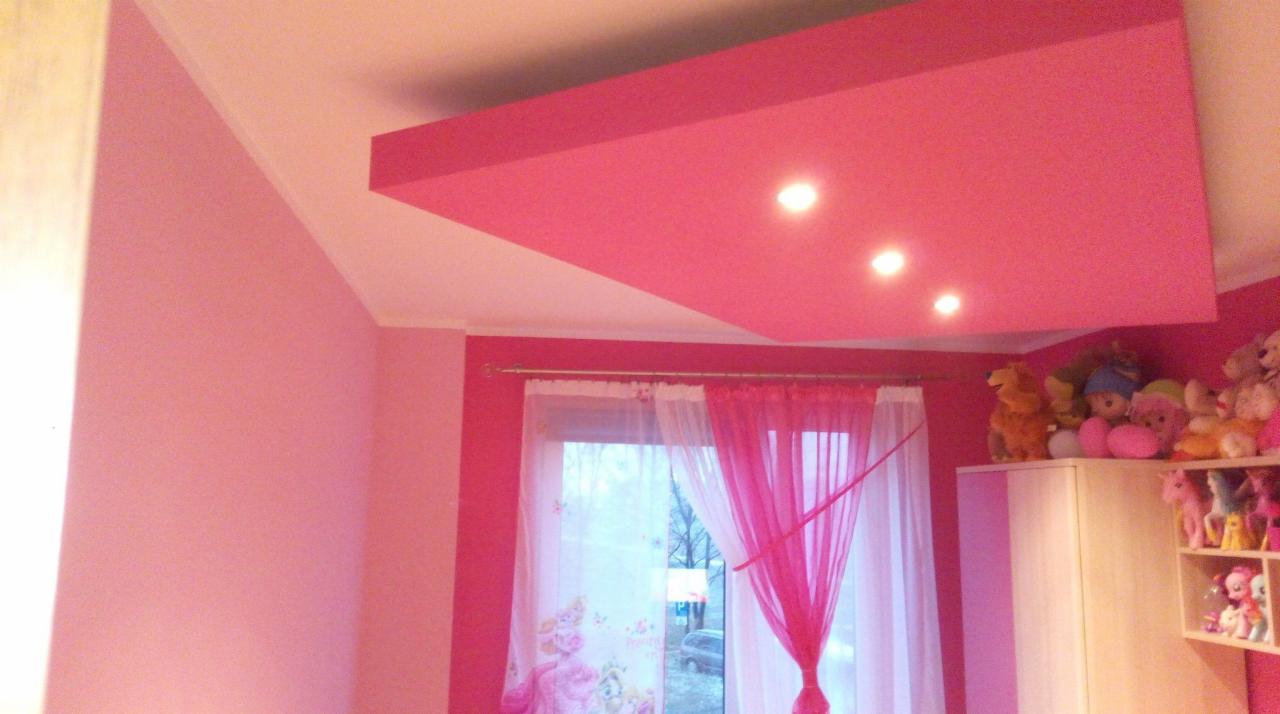 Różowy pokój dziecięcy w Tychach po malowaniu, z podwieszanym sufitem z oświetleniem punktowym i zasłonami w oknie.