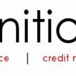 Logo firmy ab initio sp. z o.o. z branży prawnej, finansowej i zarządzania wierzytelnościami, nazwa firmy w kolorze czarnym, a nazwy branż w kolorze czerwonym.