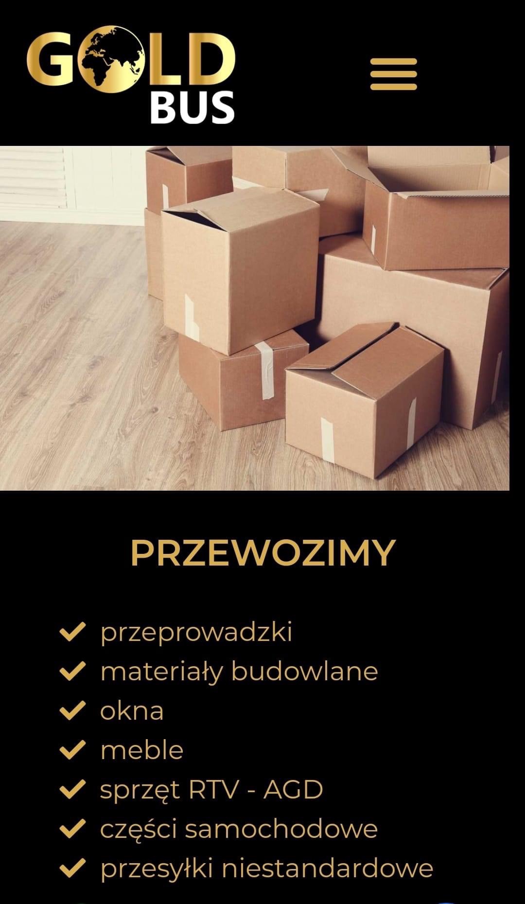 Stos kartonowych pudeł z taśmą na drewnianej podłodze, nad nimi logo firmy transportowej 'GOLD BUS' i lista przewożonych rzeczy.