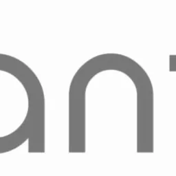 Logo firmy Avantea z gradientem koloru od jasnoniebieskiego do ciemniejszego niebieskiego na literach 'av' i szarym kolorem na pozostałych literach.