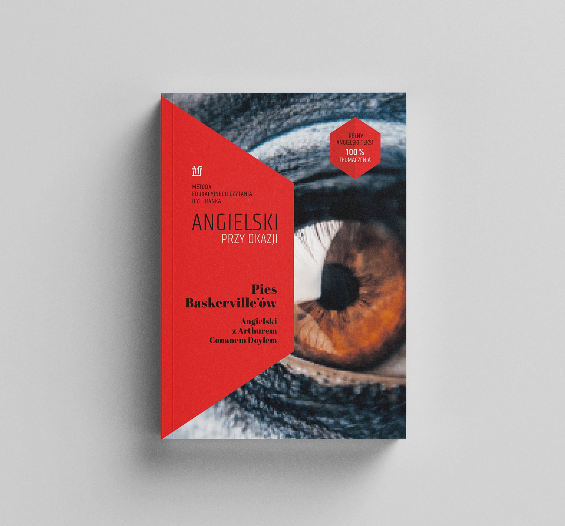 Okładka książki do nauki języka angielskiego 'Angielski przy okazji. Pies Baskerville'ów' z dominującym czerwonym trójkątem i fragmentem oka psa w tle.