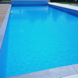 Basen ogrodowy wykonany ze ścian betonowych ,zastosowana membrana Renolit ceramic Atenea