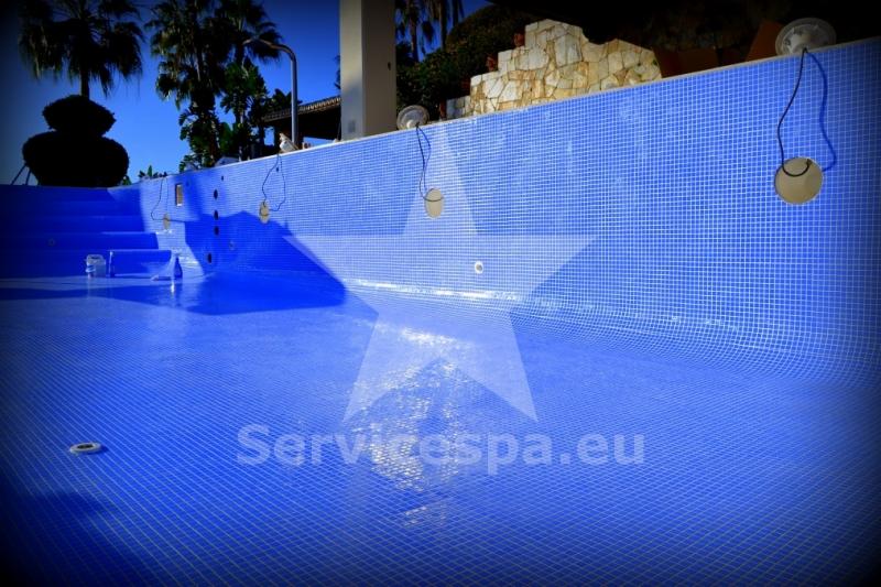 Basen murowany wykończony mozaiką Reviglass