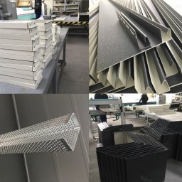 Producent - Rynny, Dachy, Obróbki blacharskie - Kompilacja zdjęć przedstawiających elementy metalowe: stos białych profili z otworami, zbliżenie szarych profili z teksturą, perforowany profil o przekroju kwadratu oraz ułożone czarne elementy...