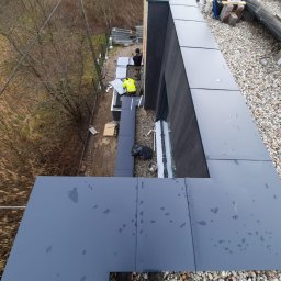 Realizację wykonała firma Mig-Bud Dachy Płaskie. Opierzenia dostarczyła firma Idealny Dach.