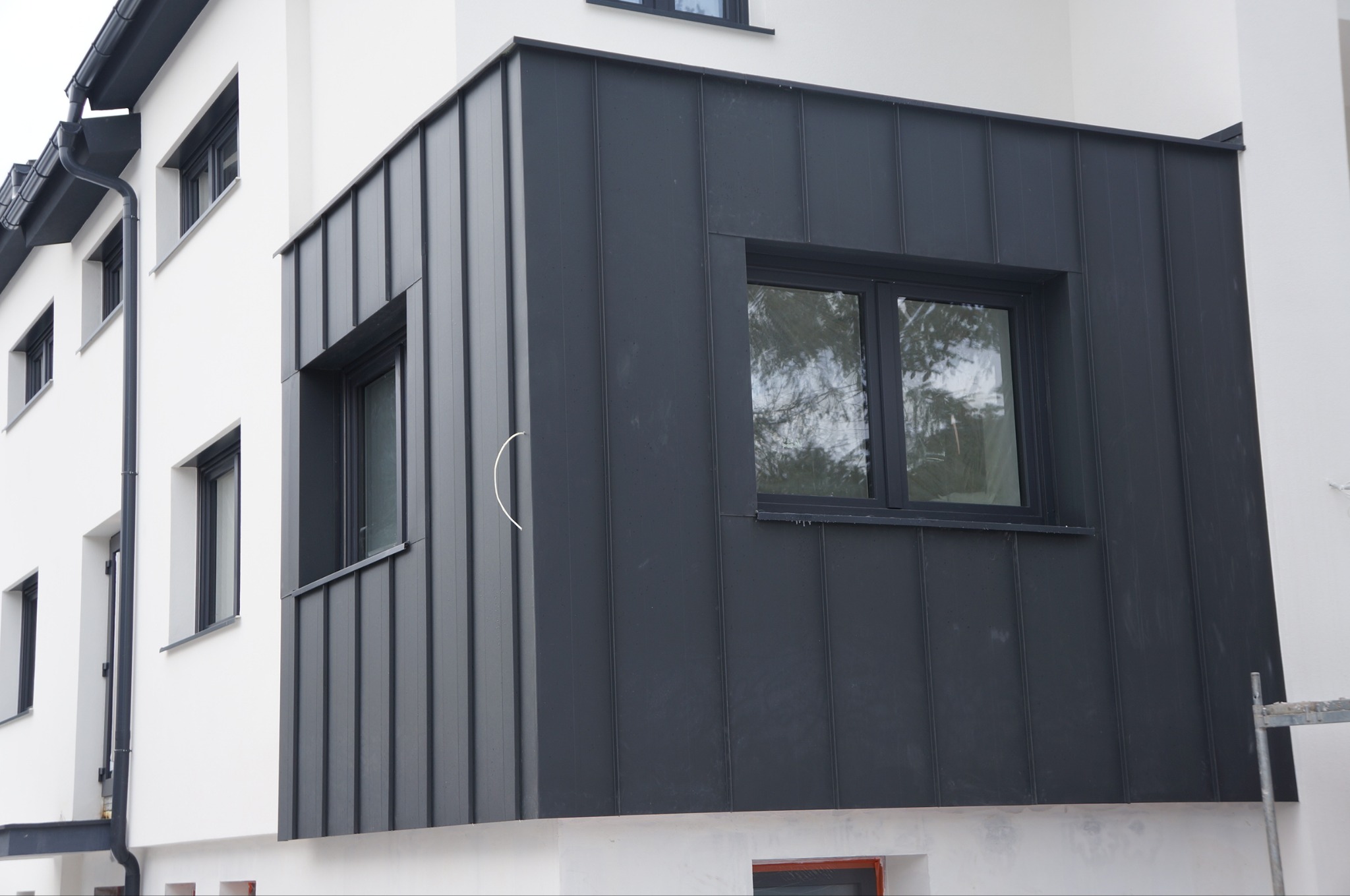 Realizacja przez firmę KS-Bud Krzysztof Sielecki. Panele elewacyjne oraz opierzenia wykonała firma Idealny Dach.