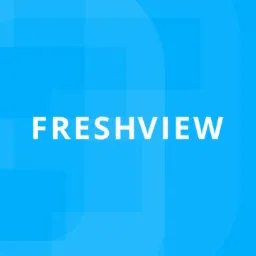 Logo 'FRESHVIEW' w białym kolorze na jasnoniebieskim tle z subtelnymi geometrycznymi kształtami.