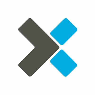 Abstrakcyjne logo firmy budowlanej w kolorach szarym i niebieskim na białym tle, przypominające strzałkę skierowaną w prawo i dwa kwadraty.