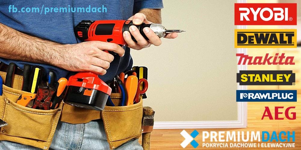 Mężczyzna w pasie narzędziowym trzyma wiertarko-wkrętarkę na tle z logo różnych producentów elektronarzędzi i logo firmy Premium Dach.
