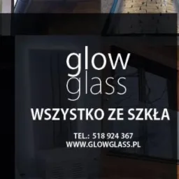 Zdjęcie przedstawia logo firmy Glow Glass na tle kolażu zdjęć prezentujących szklane elementy wykończeniowe: kabina prysznicowa, okno i szklana balustrada schodowa z drewnianymi stopniami...