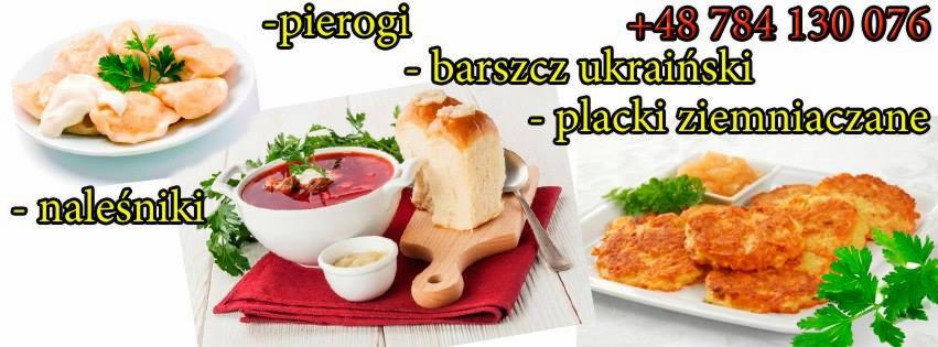 Zestaw dań kuchni wschodnioeuropejskiej: pierogi z sosem, barszcz ukraiński z pieczywem, placki ziemniaczane z sosem jabłkowym, ułożone na białych talerzach i czerwonej serwetce, widoczne napisy...