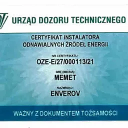 Skan certyfikatu instalatora odnawialnych źródeł energii wydany przez Urząd Dozoru Technicznego, z numerem OZE-E/27/000113/21, na imię i nazwisko Memet Enverov.