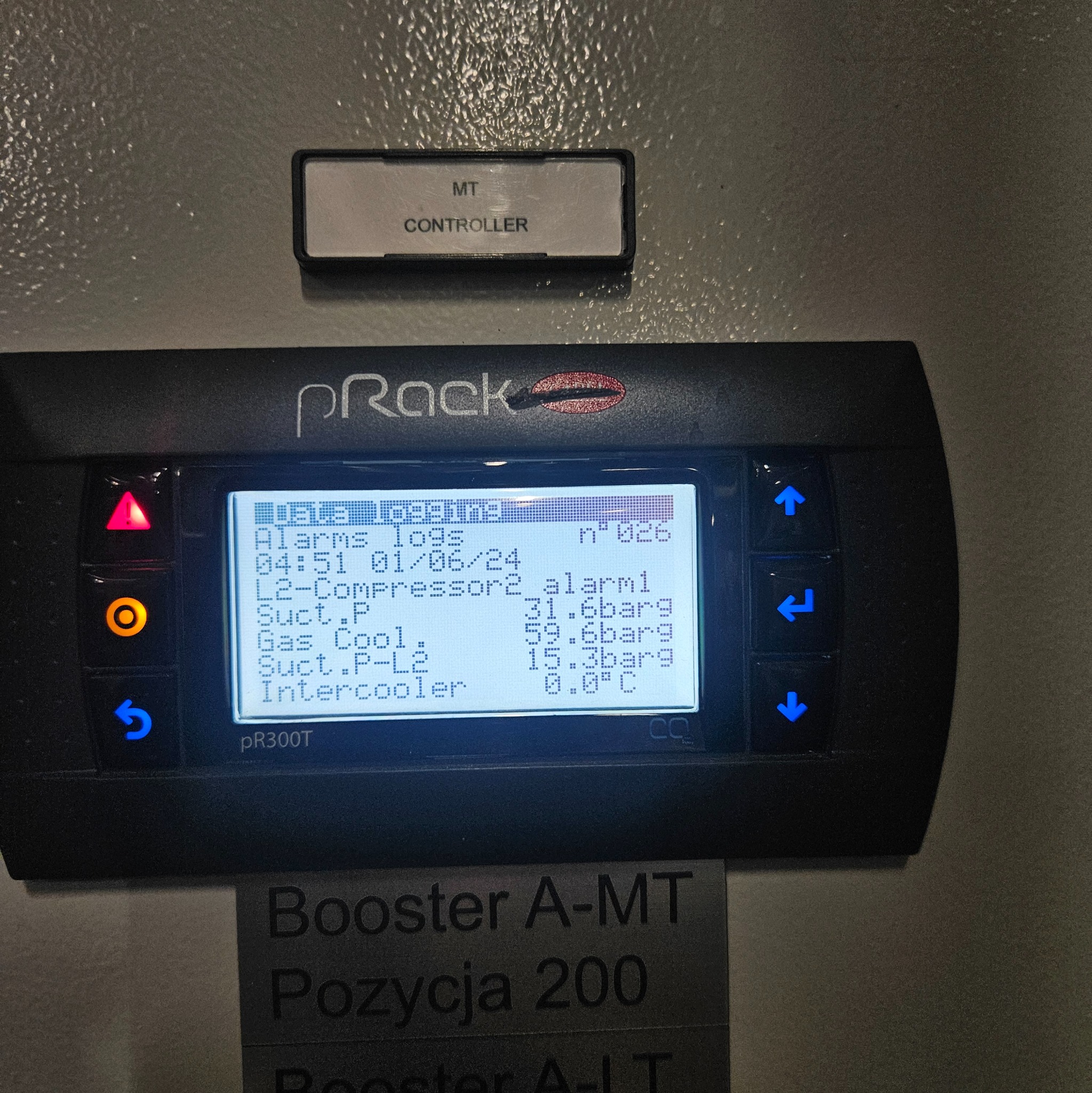 Panel sterowania chłodniczego pRack PR300T z wyświetlonymi alarmami i logami w instalacji chłodniczej w Krakowie.