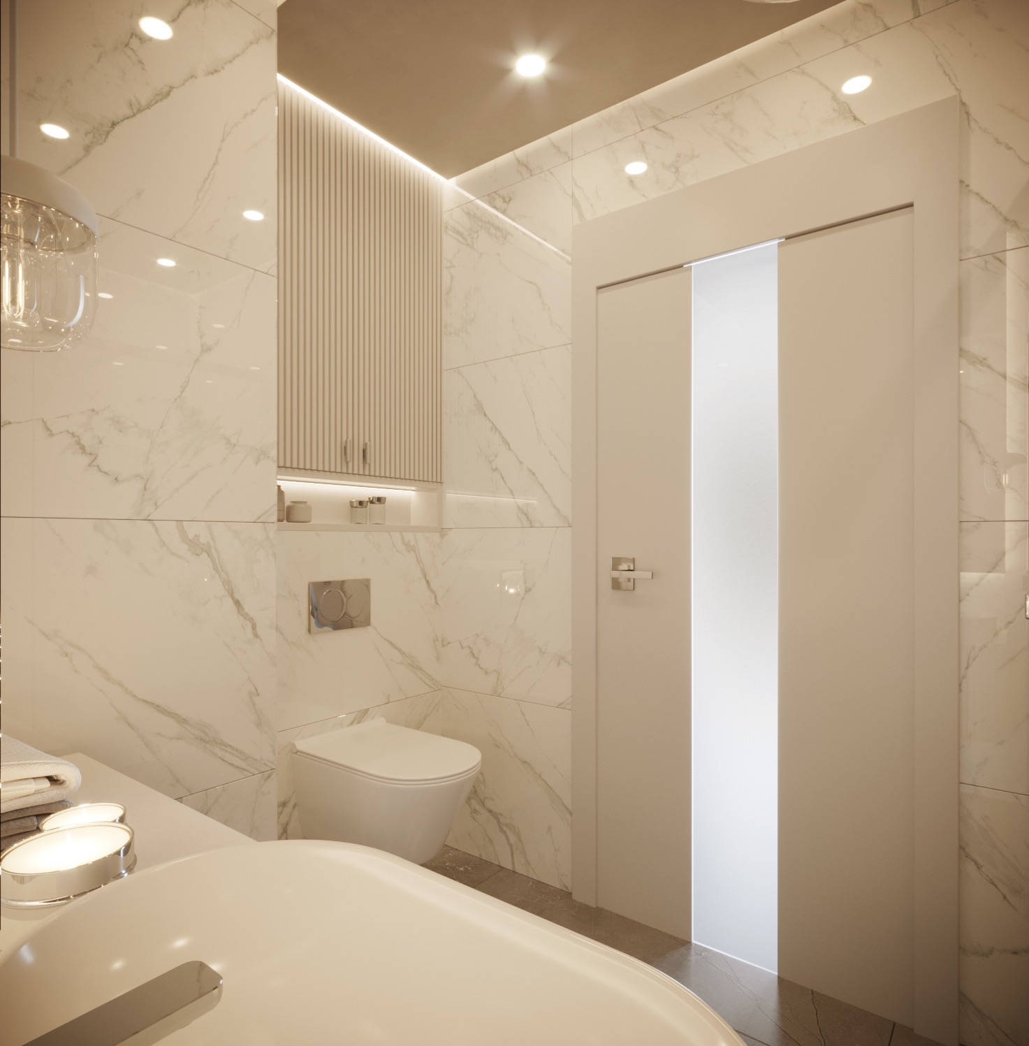 Elegancka łazienka z marmurowymi płytkami, podwieszaną toaletą, minimalistyczną szafką z lamelami i przesuwnymi drzwiami z mlecznym szkłem, oświetlona ciepłym światłem.