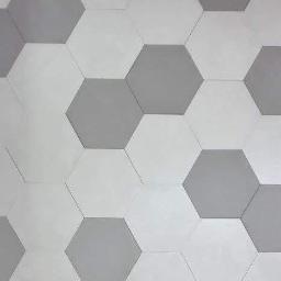 DecorLine - Świeżo pomalowana ściana z wzorem heksagonów w odcieniach szarości i bieli, widoczne delikatne niedoskonałości łączeń.