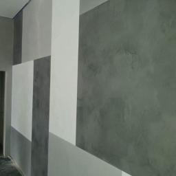 DecorLine - Geometryczny wzór na ścianie w odcieniach szarości i bieli, z efektem dekoracyjnej faktury, widoczne zabezpieczenie podłogi folią.