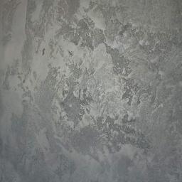 DecorLine - Ściana z dekoracyjną fakturą w odcieniach szarości i bieli, imitująca efekt kamienia lub betonu z widocznymi śladami pędzla.