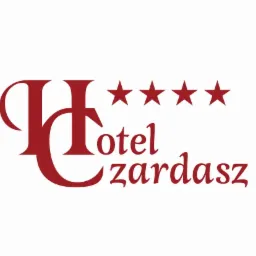 Logo hotelu 'Czardasz' z pięcioma gwiazdkami, wykonane w odcieniach czerwieni, z charakterystycznym, ozdobnym liternictwem, w prawym górnym rogu logo studia graficznego.