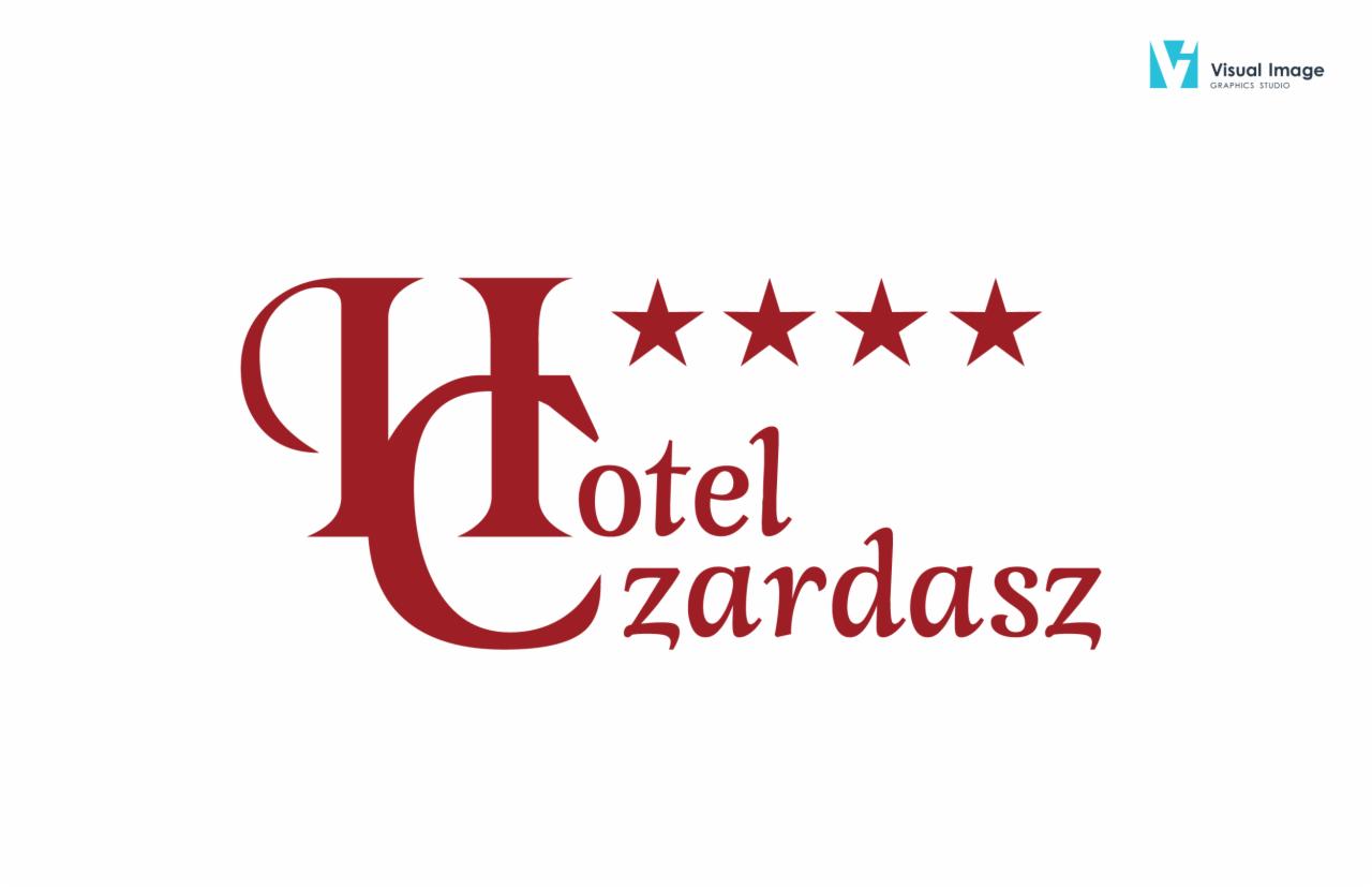 Logo hotelu 'Czardasz' z pięcioma gwiazdkami, wykonane w odcieniach czerwieni, z charakterystycznym, ozdobnym liternictwem, w prawym górnym rogu logo studia graficznego.