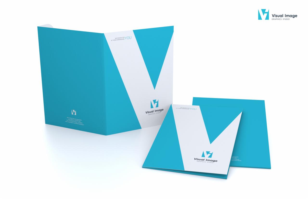 Trzy turkusowe teczki firmowe z białym motywem V i logo Visual Image Graphics Studio na białym tle.