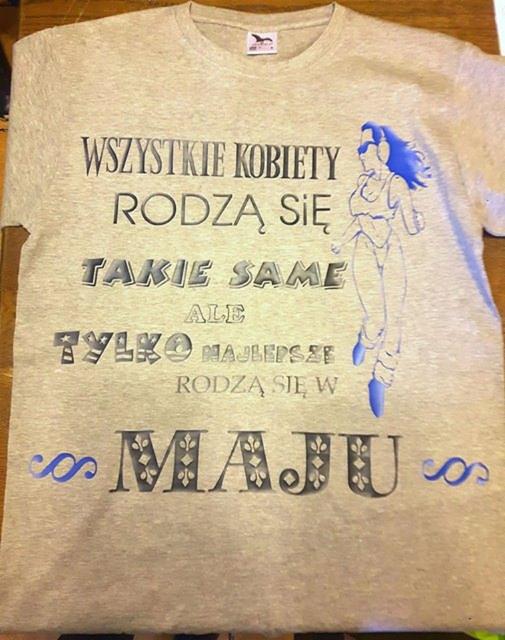 Szara koszulka z nadrukiem tekstu: Wszystkie kobiety rodzą się takie same, ale tylko najlepsze rodzą się w Maju, oraz rysunkiem kobiety w słuchawkach.