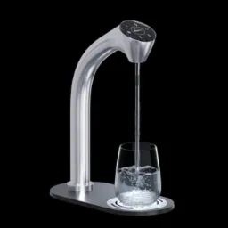 Nowoczesny, metalowy dystrybutor filtrujący wodę, nalewający wodę do szklanki na czarnym tle. Widoczne bąbelki w szklance.